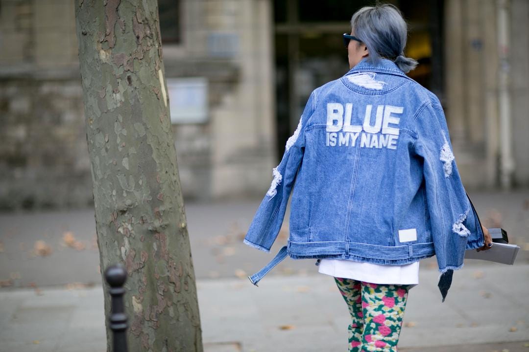 4 Inspirasi Mix and Match Jaket Denim Agar Telihat Lebih Cool!