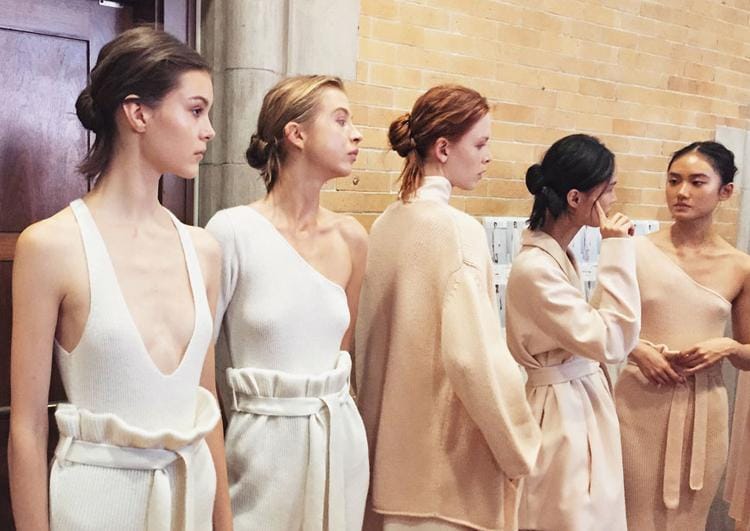 5 Langkah Mudah Mendapatkan Bun Hair Date dalam Waktu 5 Menit!