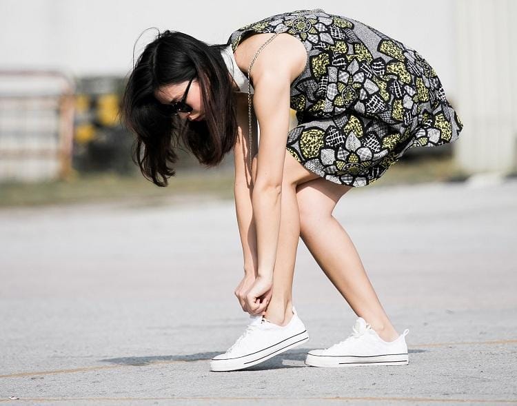 Padu Padan Floral Dress dan Sneakers Siap Meningkatkan Style Kamu