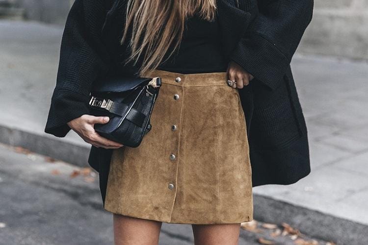 5 Inspirasi Mix and Match Paling Mudah Mengenakan Suede Skirt