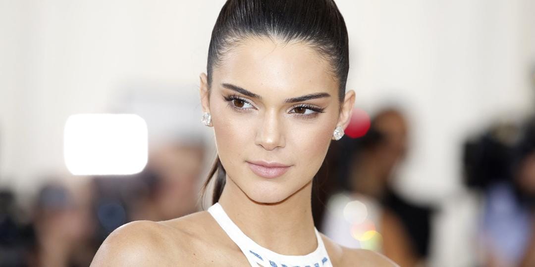 Mix N Match Sneakers a la Kendall Jenner Yang Bisa Kamu Contek