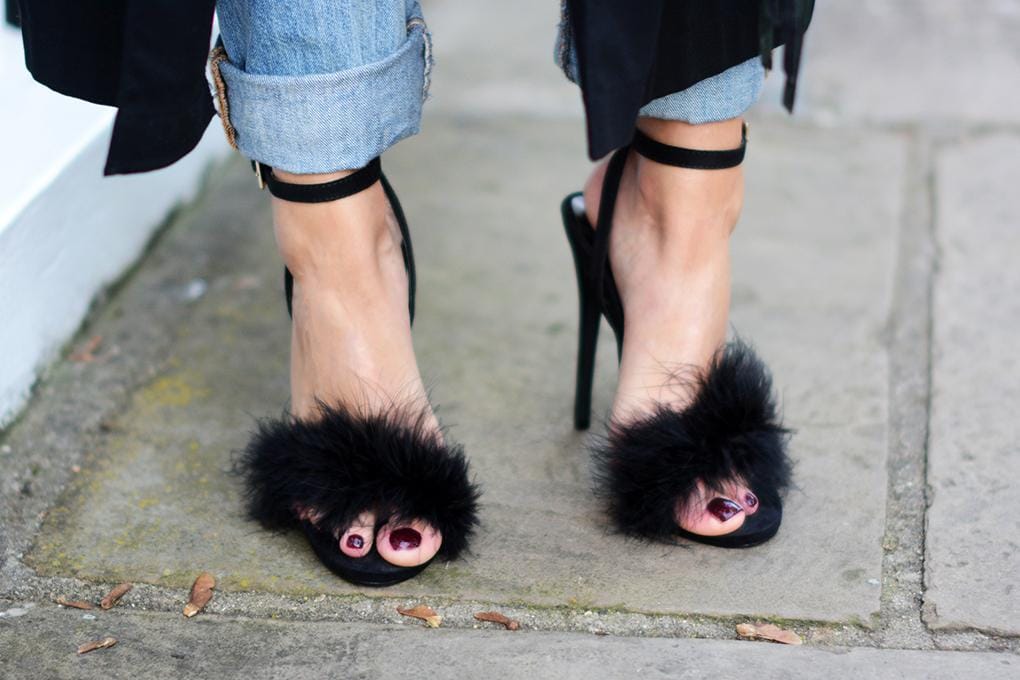 Fluffy Footwear: Alas Kaki Berbulu yang Sedang Digemari Para Selebriti!