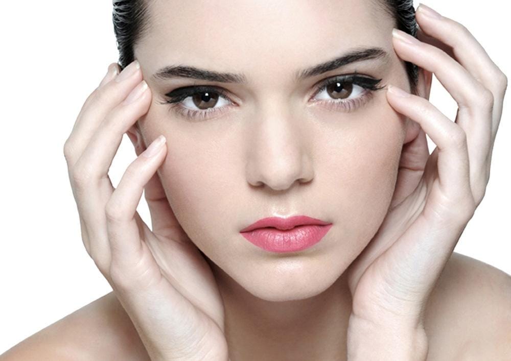 Oops! Kendall Jenner Diduga Menginjeksi Bibirnya Seperti Kylie Jenner