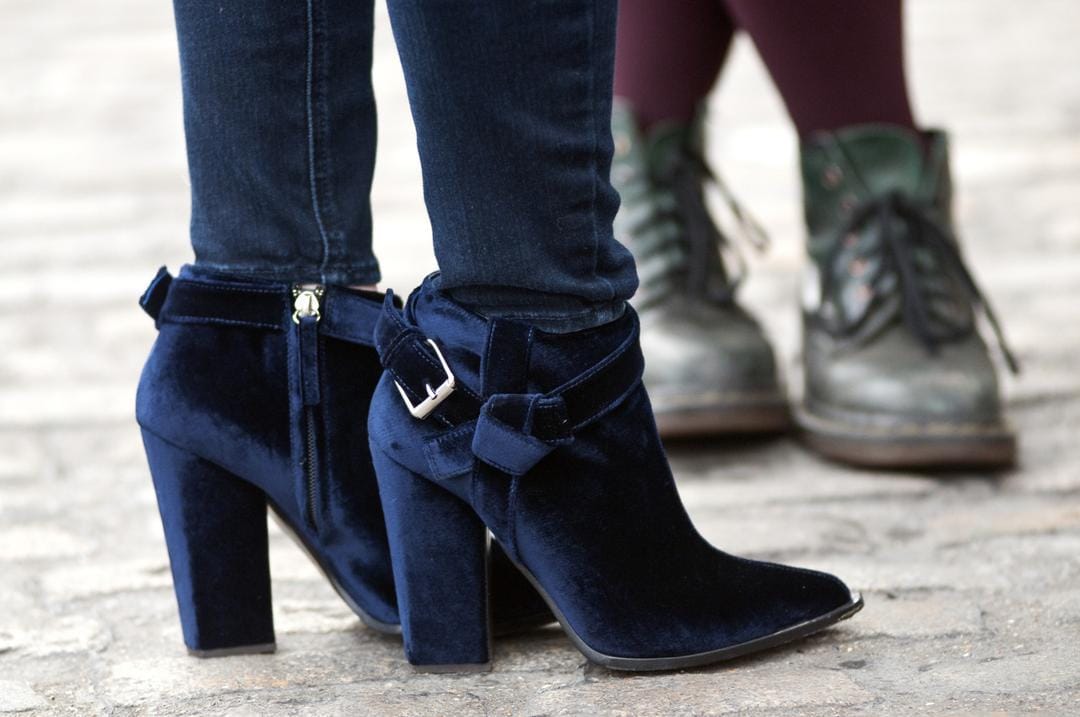 Yuk Intip Gaya Dengan Velvet Shoes Yang Lagi Trend!