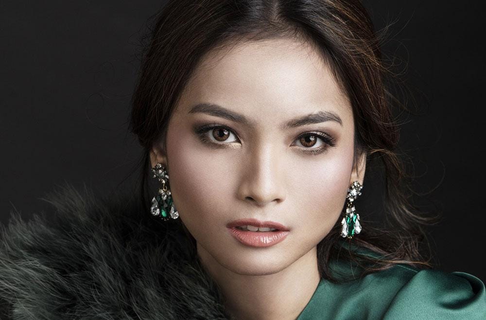 Make up and hair by Stella Tjia/www.bridestory.com