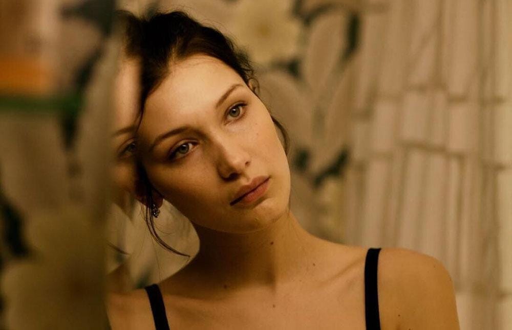 Ketika Bella Hadid Bicara Soal Cinta: “Cinta Itu Menyakitkan”