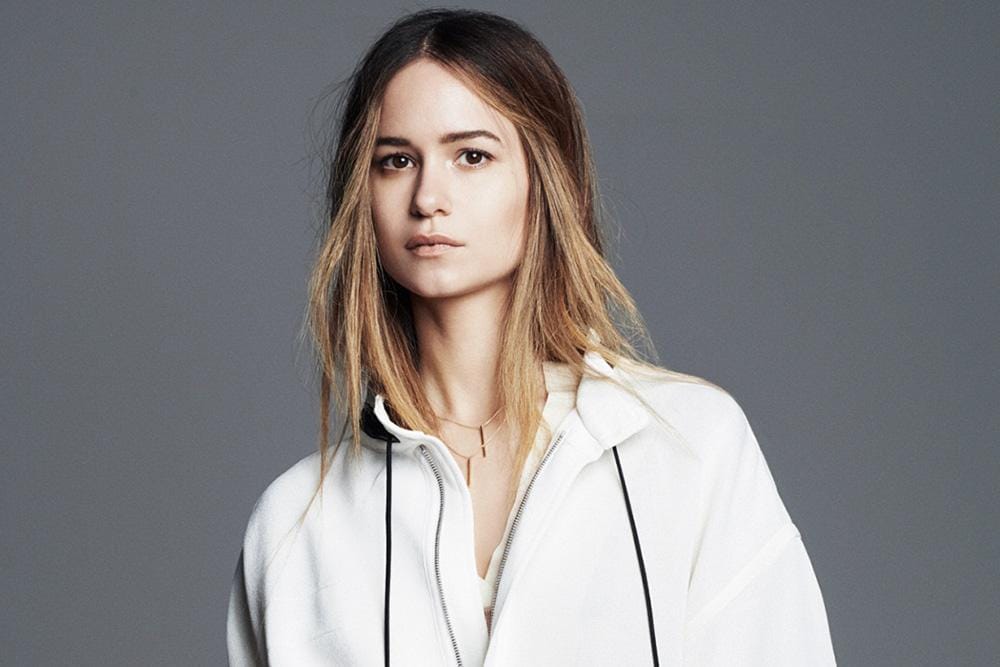 Gaya Menawan Katherine Waterston di Red Carpet