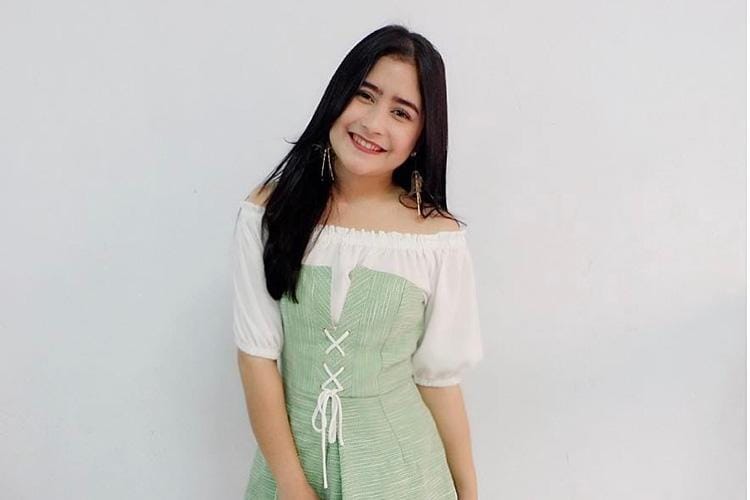 Modis Tapi Nggak Ribet, Ini 6 Gaya Seru Prilly Latuconsina
