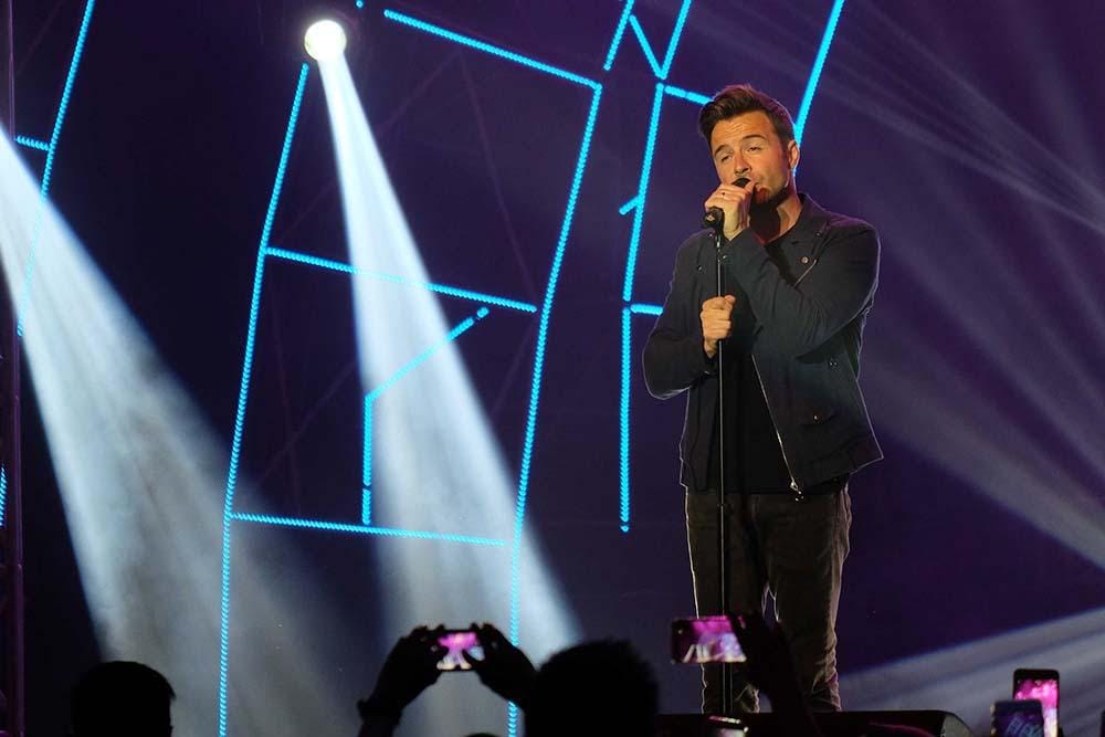 dok. Full Color Entertainment