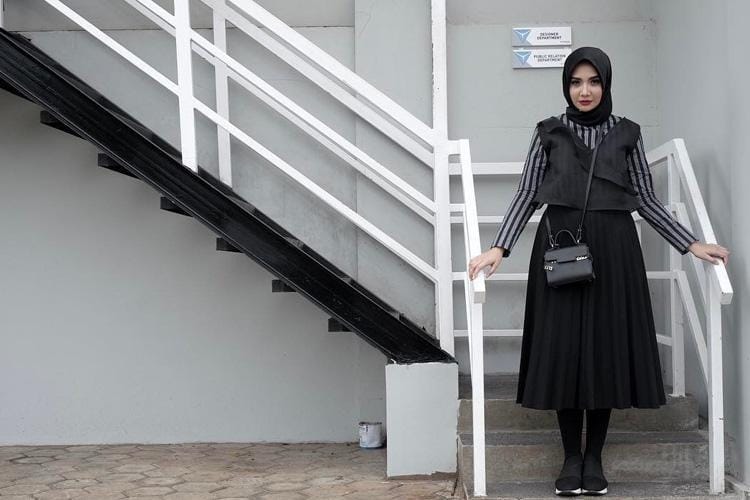 5 Gaya Zaskia Sungkar yang Bisa Jadi Inspirasi Padu-padan ke Kantor