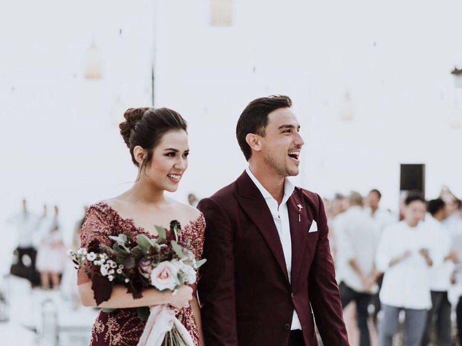 www.instagram.com/thebridestory