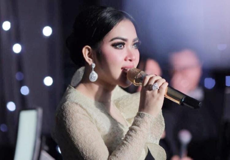 Syahrini Nyanyi, Netizen Justru Fokus ke Bagian Tubuhnya yang Ini