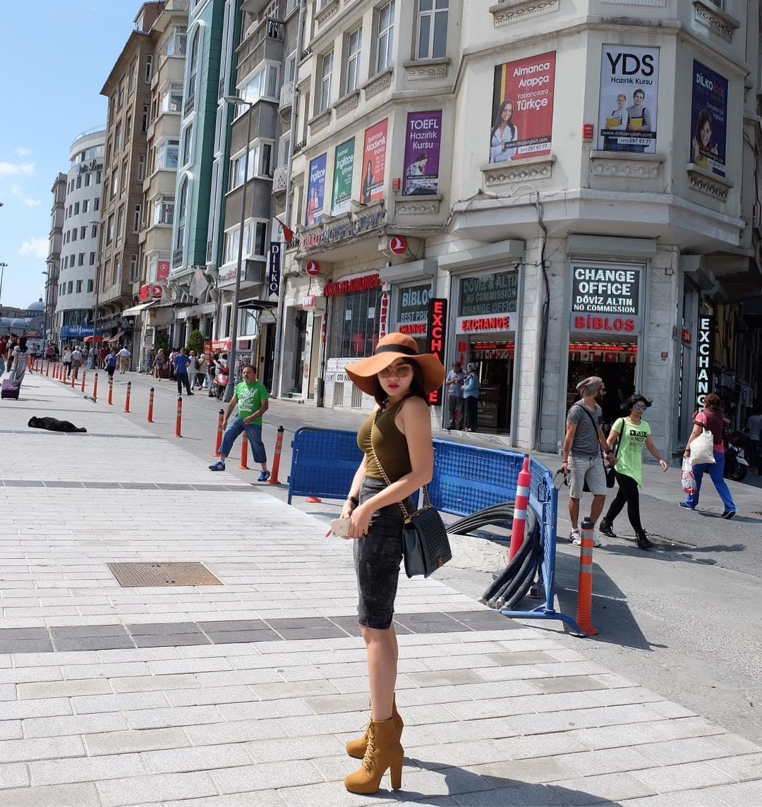 Instagram: @vickyshu