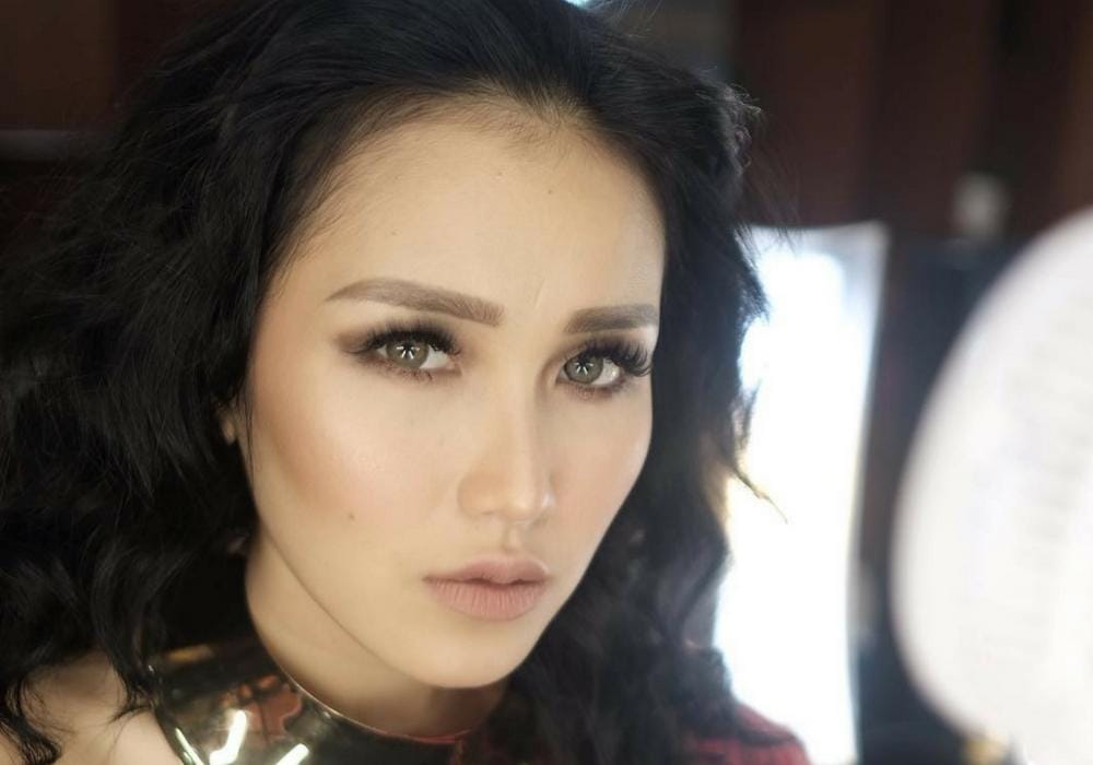 Playful, Ini Transformasi Gaya Rambut dan Makeup Ayu Ting-Ting
