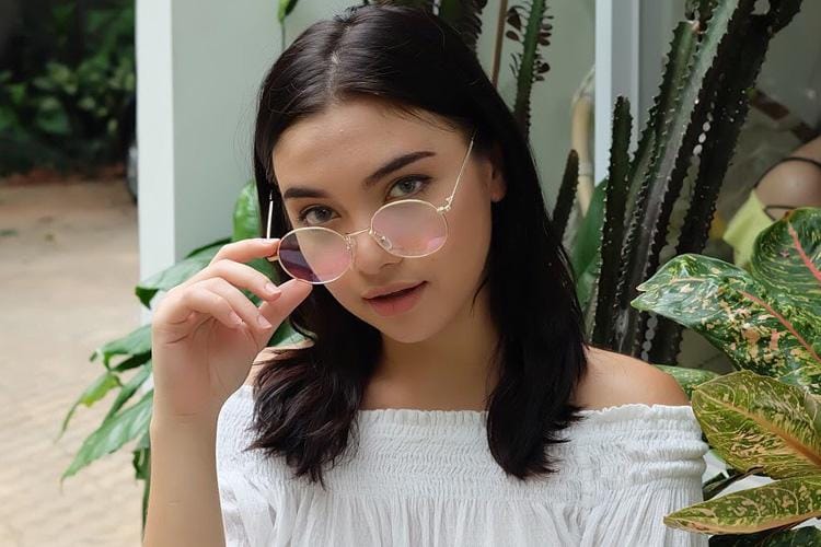 7 Gaya Keren Angela Gilsha, Mantan Giorgino Abraham yang Cantik