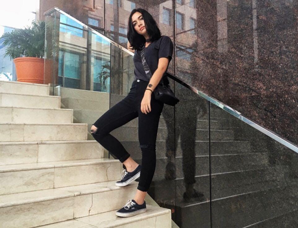 Instagram: @angelagilsha