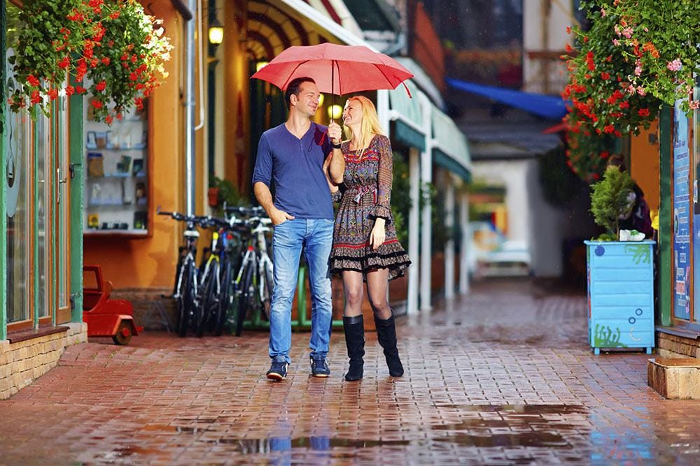 10 Ide Kencan Romantis Bersama Pasangan Saat Musim Hujan