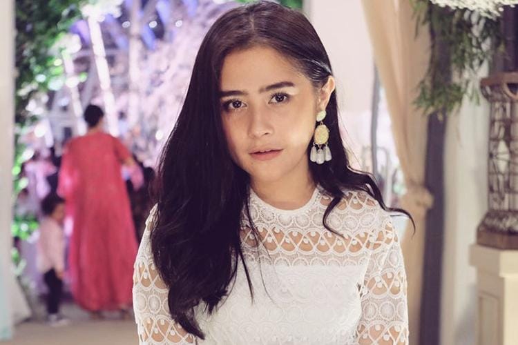 #PopbelaOOTD: Prilly Latuconsina Tampil Kalem di Pesta Pernikahan Bella