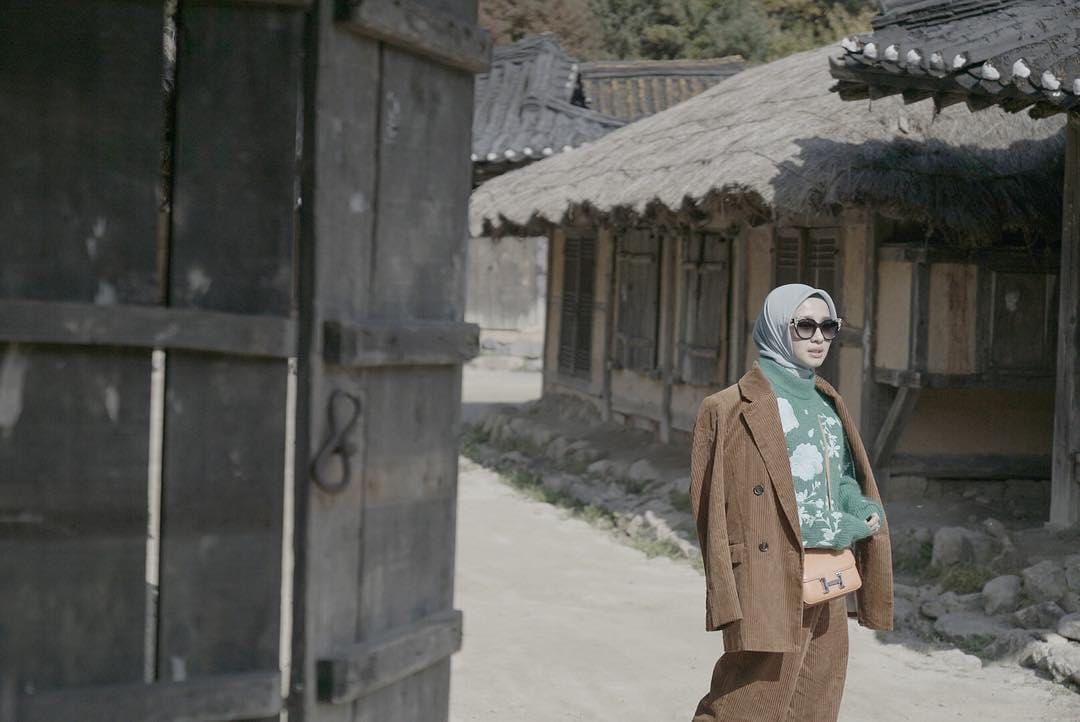 Berlibur ke Korea, Gaya Hijab Laudya Cynthia Bella Modis Abis