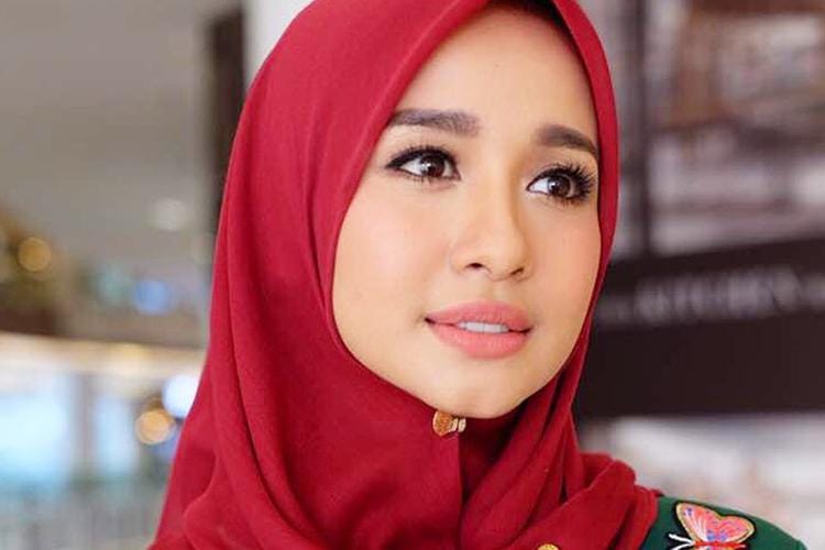 Instagram: @laudyacynthiabella