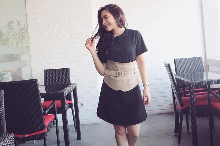 #PopbelaOOTD: Contek Gaya Prilly Latuconsina Memakai Corset Belt