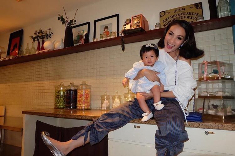 Instagram: @atiqahhasiholan