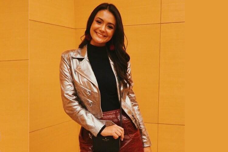 #PopbelaOOTD: Amanda Rawles Trendi dengan Jaket Metalik