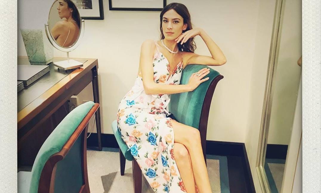 Curi Ide Memakai Tren Floral dari Alexa Chung