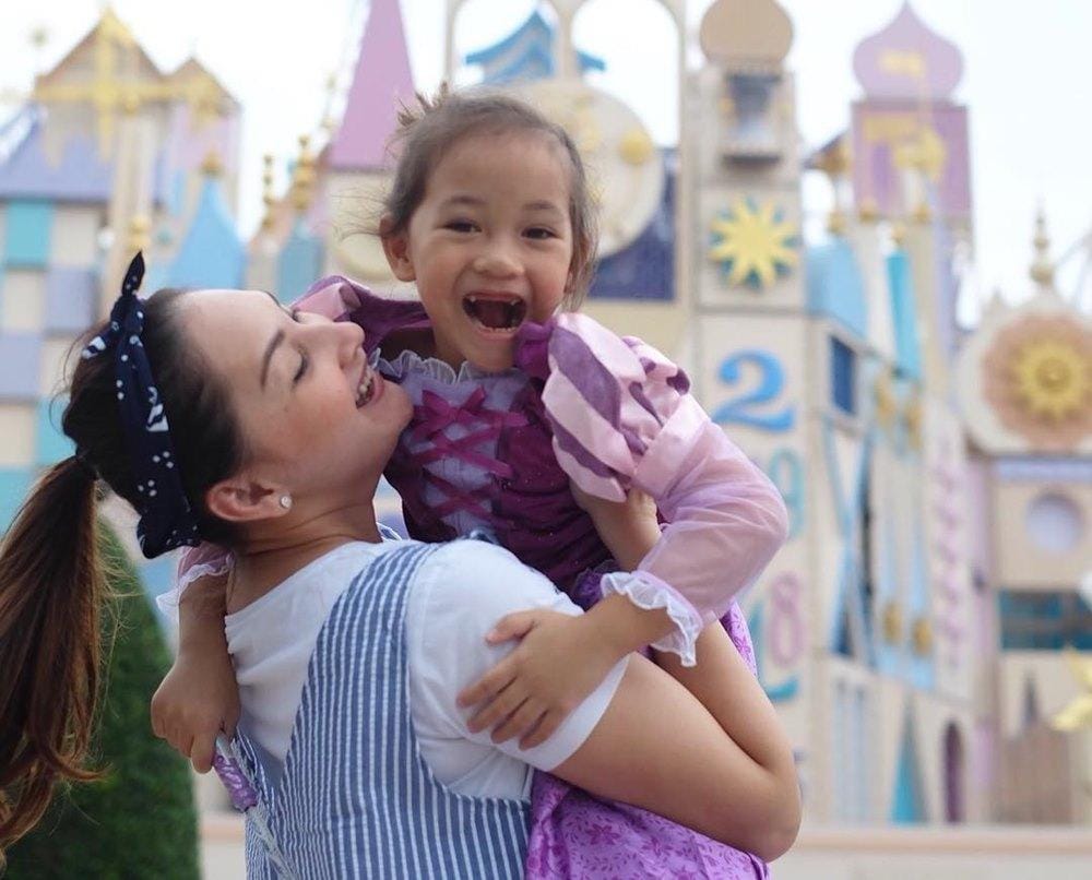 Instagram @monaratuliu