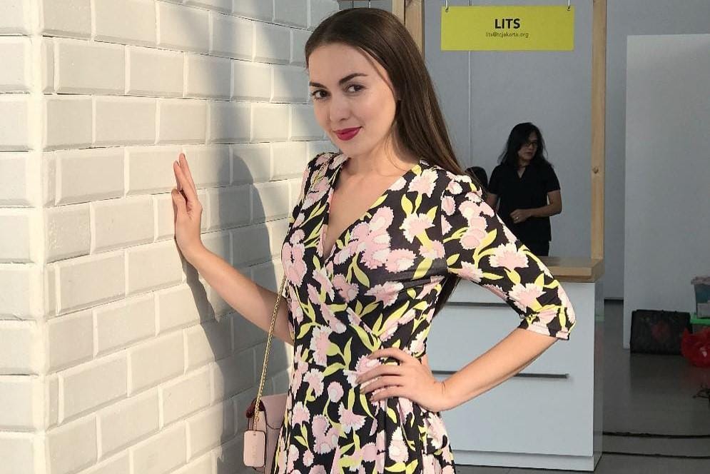 Inspirasi Gaya Feminin dari Si Cantik Rianti Cartwright