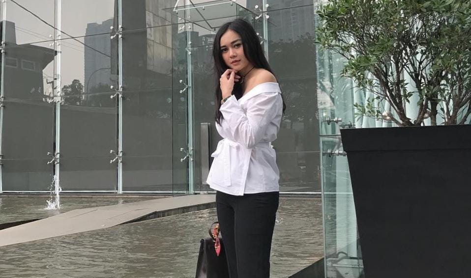 Tak Hanya Seksi, Aura Kasih Juga Kerap Tampil Manis Lho!