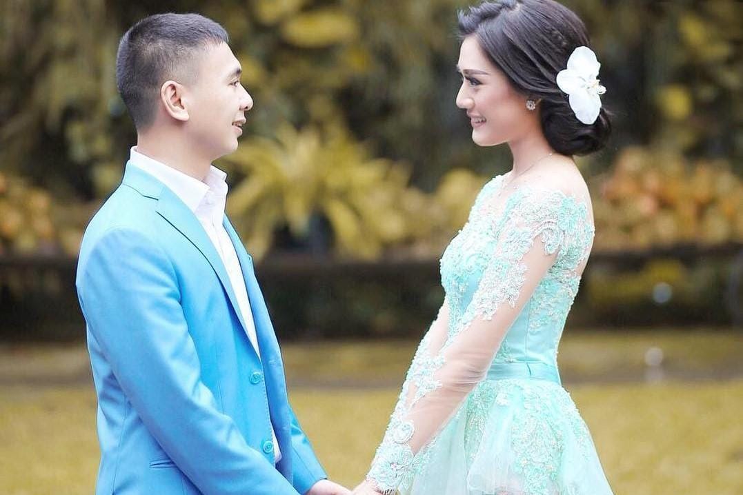 Memakai Kebaya Modern di Hari Tunangannya, Anissa Aziza Nampak Anggun