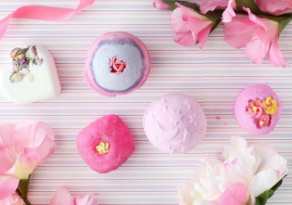 Benarkah Berendam dengan Bath Bomb Nggak Baik untuk Miss V?