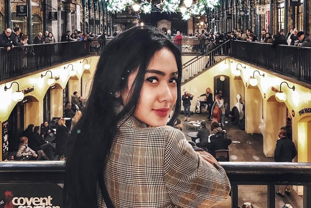Coat Jadi Outfit Andalan Cita Citata Saat Berlibur Ke London