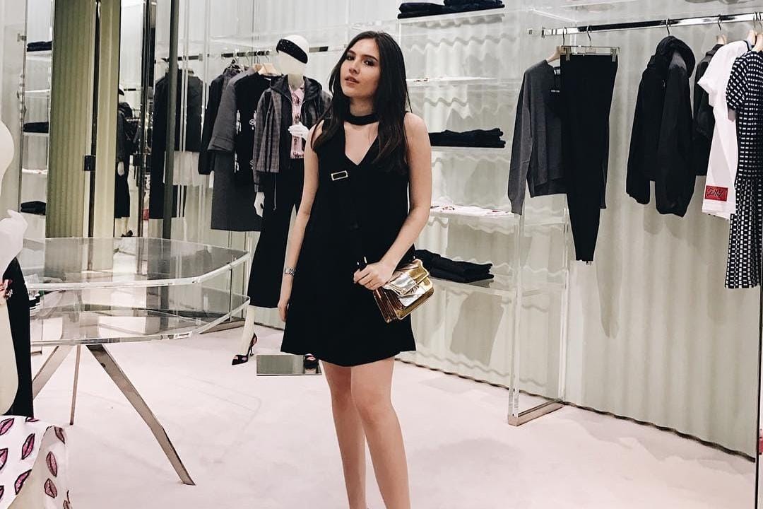 Ini Gaya Trendi Olivia Jensen saat memakai Outfit Biru dan Hitam