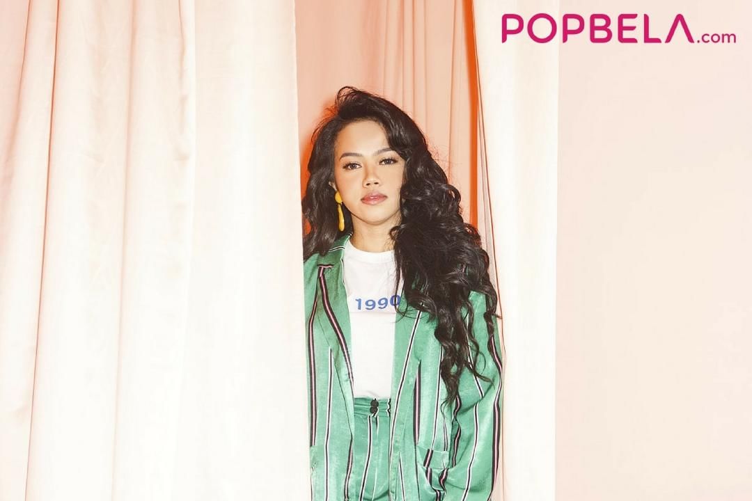 Photographer: Ila Schaffer, Stylist: Monica Nadira, Makeup Artist: Gisela Vianney, Outfits: Parang Kencana x Wilsen Willim, UNIQLO X Marimekko, Bershka, Accessories: ZARA