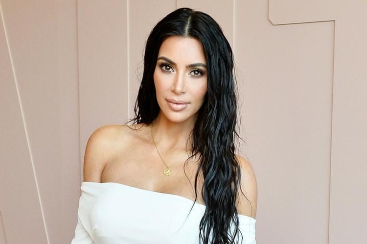 Demi Parfum Baru, Kim Kardashian Rela Tampil Telanjang