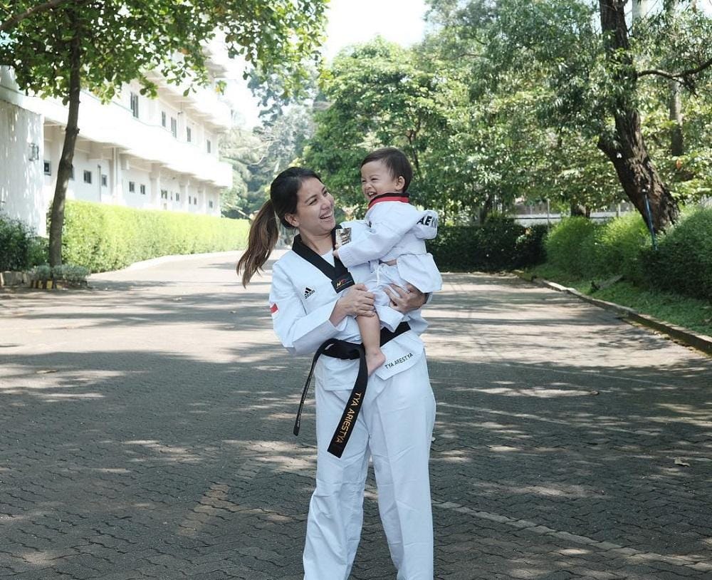 instagram.com/tya_ariestya