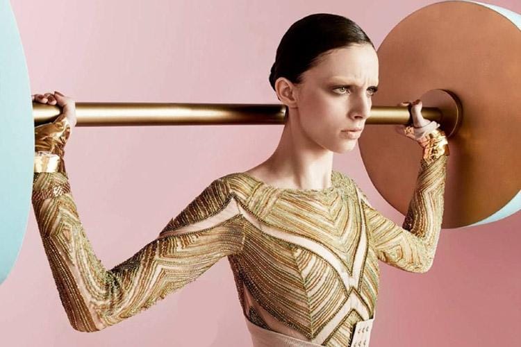 Angkat Beban Bikin Tubuh Perempuan Jadi Kekar? Ini Jawabannya!