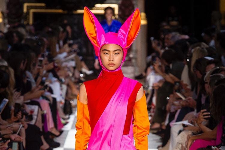 Topi Kelinci hingga Kacamata VR, Ini 7 Aksesori Fashion Teraneh