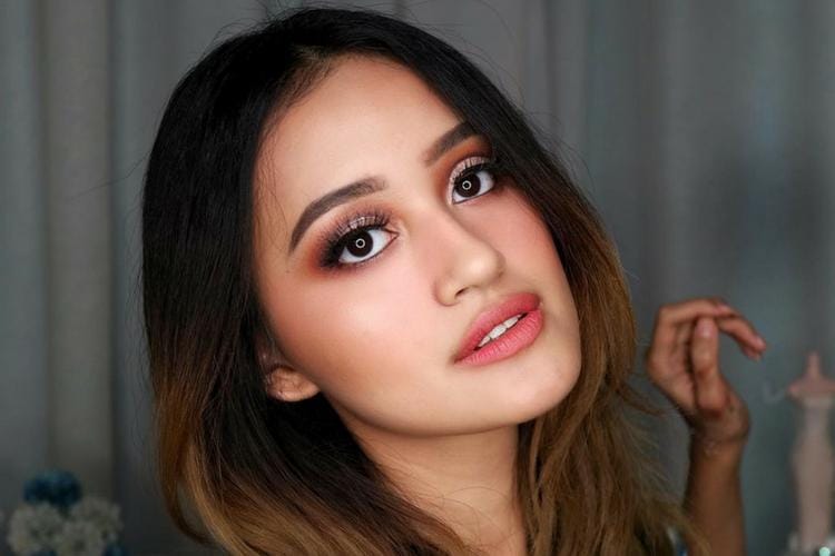 5 Tutorial Makeup ke Kantor a la Beauty Vlogger yang Bisa Kamu Coba