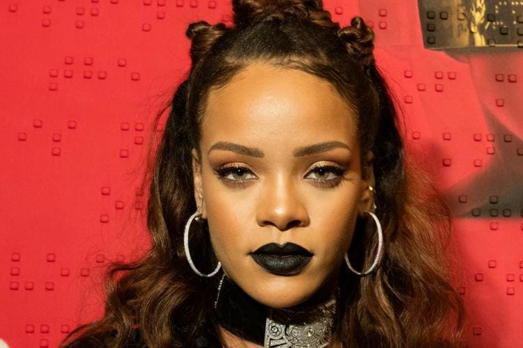 Pakai Lipstik Bold, 7 Seleb Hollywood Ini Tampil Edgy dan Memukau