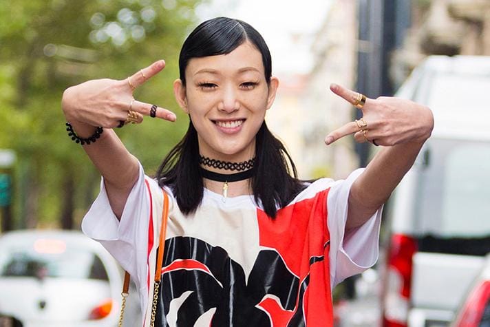 Main Warna & Anti-Garang, Ini Inspirasi Bergaya Rocker Chic yang Playful