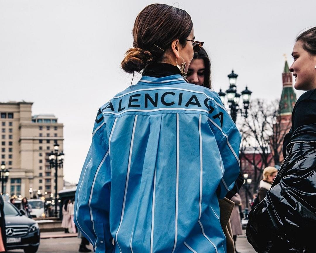 Must Have! Trend Logomania yang Akan Buat OOTD-mu Semakin Total