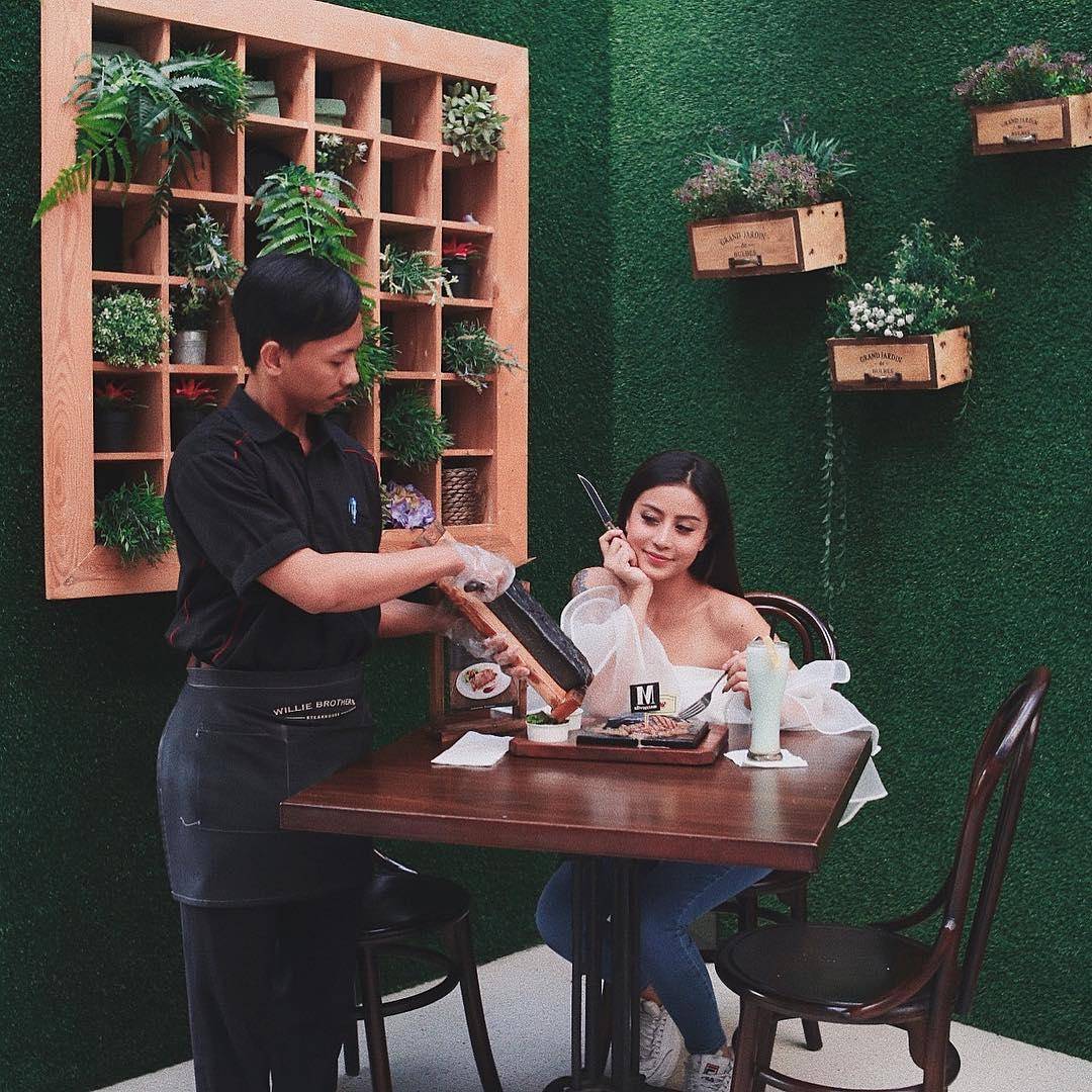 Instagram.com/Awkarin