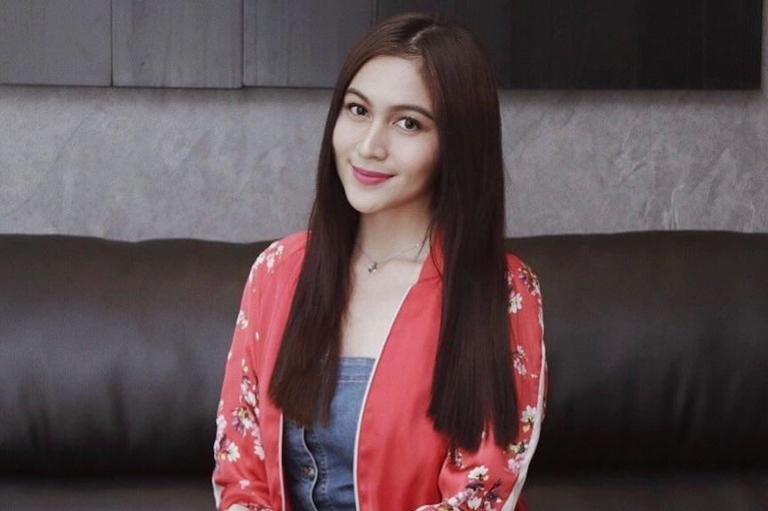 5 Potret OOTD Denira Wiraguna, Sosok yang Digosipkan dengan Kevin Sanjaya