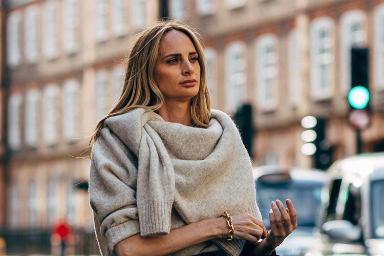 7 Cara Styling Sweater + Jeans yang Paling Trendi