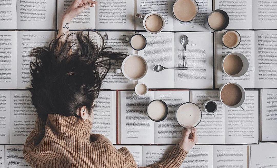 Nggak Nyangka, 10 Foto Indah Ini Hanya Berobjekan Buku dan Kopi
