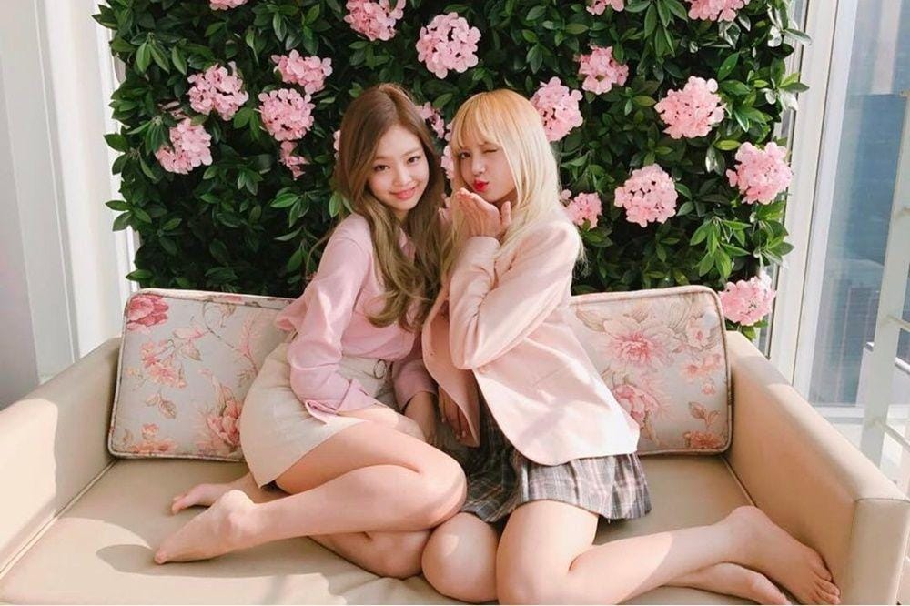 Friendship Goals! Ini 10 Bukti Kekompakan Jennie dan Lisa 'BLACKPINK'