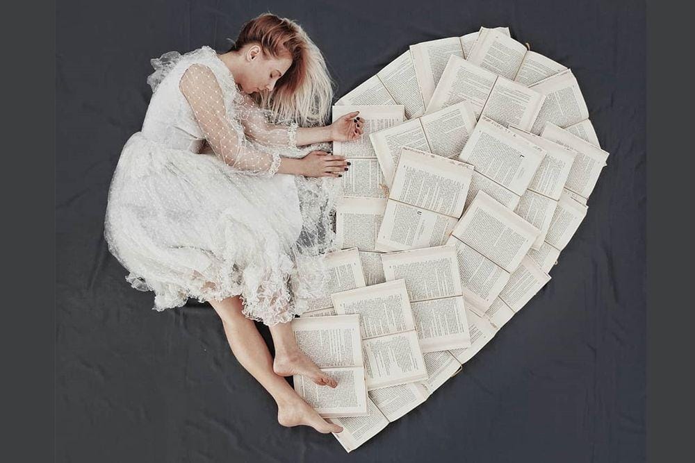 Bermodalkan Buku, Perempuan Ini Buat Foto yang Instagramable Banget